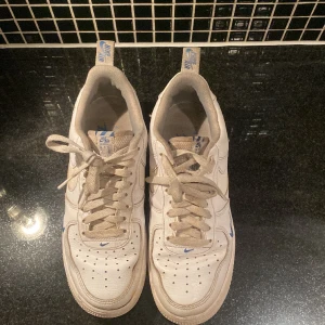 Nike air force 1 - Säljer nu dessa Nike air force 1,storlek 41 priset är ej hugget i sten, nypris ungefär 1200kr, skick 8/10. Inget og medföljer,tveka inte att höra av dig 😉