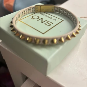 Edblad armband  - Säljer mitt nitarmband från Edblad då det inte används. Har några repor på magnetlåset men inget mer. Köpt för ca 499kr. Sänker priset vid snabbt köp