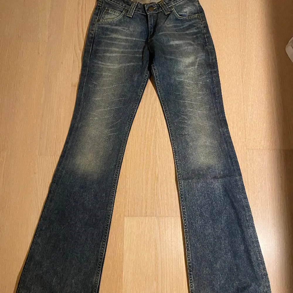 Lågmidjade utsvängda lee-jeans. Storlek 26/33 enligt lappen men skulle säga det är i XS/34. Knappt använda.. Jeans & Byxor.