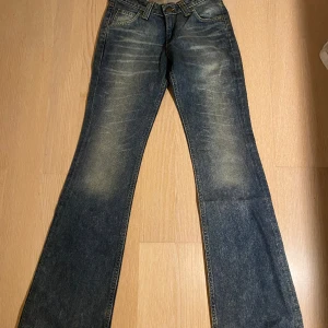 Lågmidjade lee jeans  - Lågmidjade utsvängda lee-jeans. Storlek 26/33 enligt lappen men skulle säga det är i XS/34. Knappt använda.