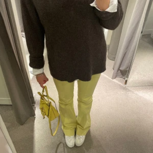 Jeans - Säljer dessa superfina gula bootcut jeans från Pinko!! De har guld text (”Oh my gold”) på ena fickan vilket är en supersöt detalj💜de är lite långa på mig som är 168 och då tyvärr lite lite slitna längst ner!! Små i storleken!! Nypris: 2800kr