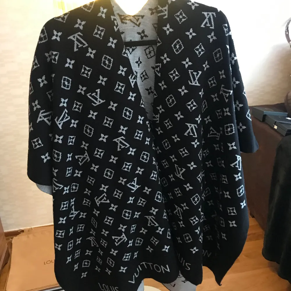 Ny modell poncho Louis Vuitton . Övrigt.