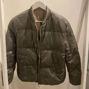 Massimo Dutti dunjacka  - Jättefin jacka från Massimo Dutti som går att ha åt två olika håll. Nypris ca 1500 