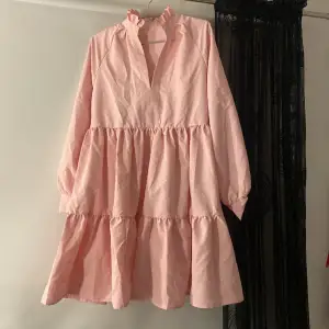Super fin rosa volang klänning, använd en gång vid skolavslutningen men kom inte till någon mer användning. 
