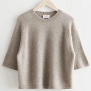 Other stories stickad tröja  - Kortärmad stickad tröja från Other Stories!  Storlek L men har krympt lite så sitter som en M skulle jag säga 