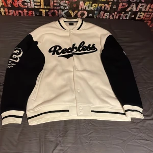 Varsity jacket  - Aldrig använd för var för stor. Skick 10/10 