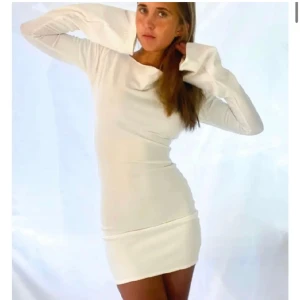 Bystina klänning - Superfin klänning jag säljer då den inte kommer till användning längre, endast använd en gång på skolavslutningen. Passar perfekt som studentklänning! Läng 95. Nypris är 900kr(med frakt)💞🥰