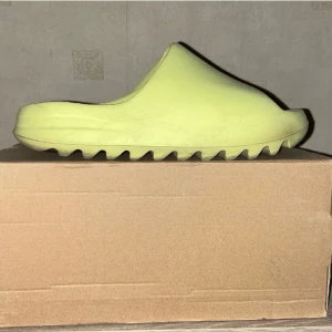 YEEZY SLIDES - 8/10 lite dammiga lätt rengjorda 👟 