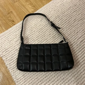 Väska - Jättefin handväska från MONKI! I jättefint skick!   Säljs för 100 kr!