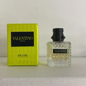 Valentino parfym - Säljer den då den inte riktigt är min doft och det är mer än hälften kvar och som ny var det 30ml, pris kan diskuteras och skriv vid frågor💕