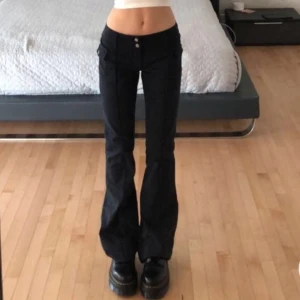 svarta bootcutbyxor - brandy melville-liknande svarta kostymbyxor som tyvärr är för små på mig. midjemått 34 cm & innerbenslängd 80 cm. endast använda 1 gång! obs första bilden är lånad!! 💞🫶