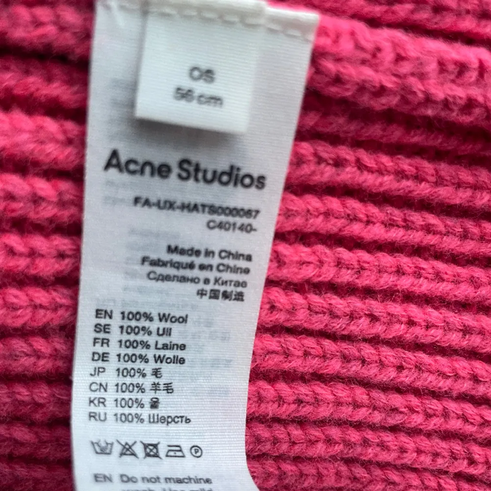 Neon /Rosa lösa från acne studios, jätte fin men kommer inte till användning. Onesize storlek (56cm). Accessoarer.