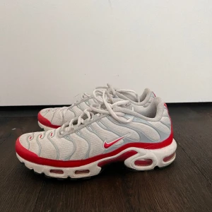 nike air max plus university red - Vita nike TN med röd sula. Väldigt sällsynta och exklusiva. På stock x är det lite olika priser men jag är på att sänka priset lite. 