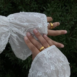 Na-kd vit klänning  - Vit studentklänning från na-kd, aldrig andvänd. Storlek 36, skulle säga den är lite oversized, aldrig andvänd.  Gör en intressekoll för att kanske säljer pågrund av att jag hittat en annan studentklänning. Ordinarie pris: 699