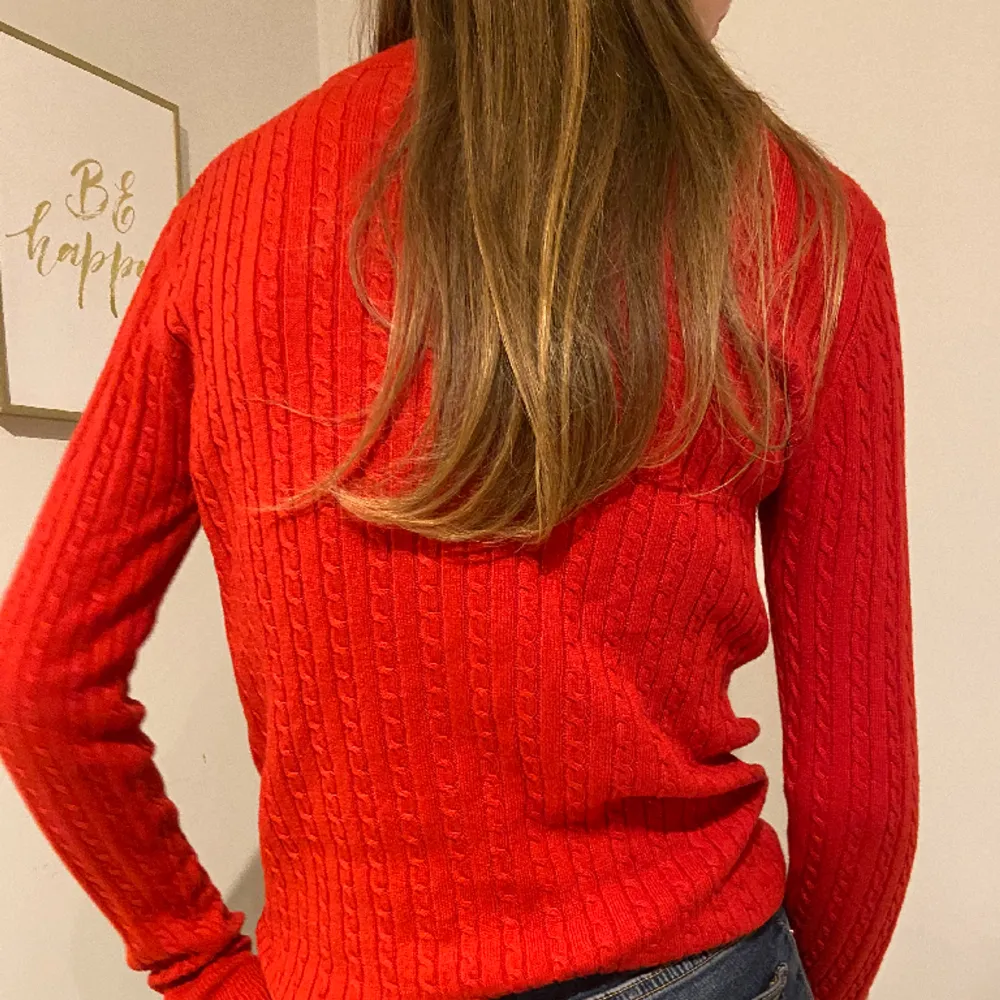 Superfin stickad röd tröja!!❤️❤️ Vet inte märket men passar xs/S då det är stretch!💕 Tryck gärna köp nu!!☃️. Tröjor & Koftor.