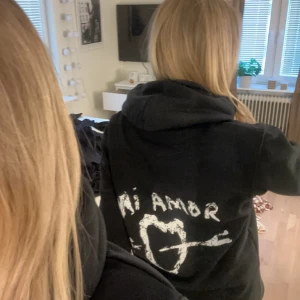 Mi Amor tröja - Jätte fin mi Amor Hoddie💞 lite liten i storleken 