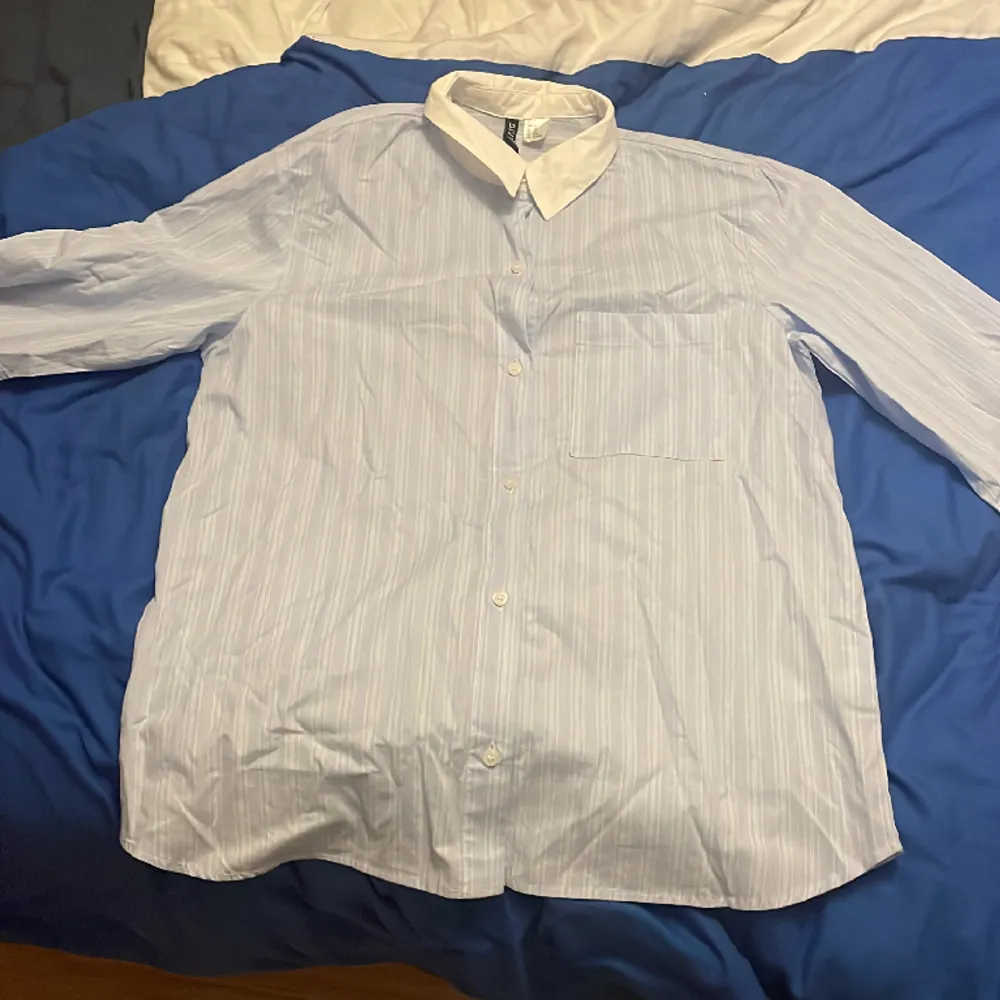 En blå vit skjorta som är helt oanvänd i storlek xs men tror kan passa till M  🩷🩷. Skjortor.