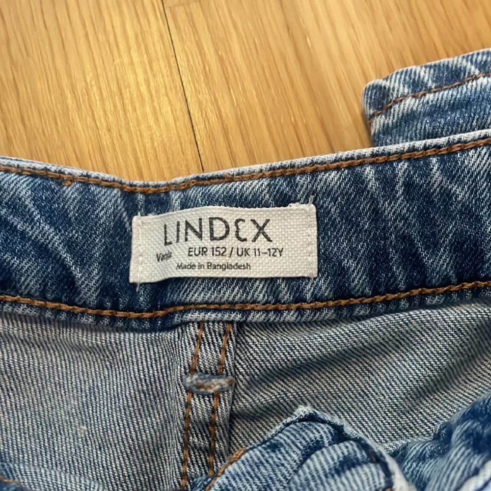  säljer mina blåa jeans från Lindex i strl 152/11-12 år. modellen på jeansen heter Vanja. De är i bra skick säljer eftersom de är för små🩵säljer för 70kr plus frakt. Skriv innan ni köper. Jeans & Byxor.