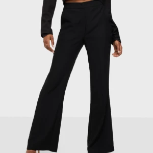 Kostymbyxor - Kostymbyxor från NLY Trend. Använda några gånger men har inga defekter. Storlek 36. Säljer då de är för små på mig. 🖤