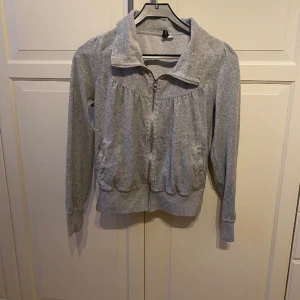Grå zip up hoodie - Sammets material