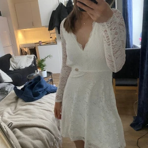 Vit spetsklänning  - Säljer denna fina klänning då den inte passar mej längre, köpt på bubbelrum och endast använd en gång. Väldigt bra kvalite, i  nyskick. Köpt för 699 kr Pris går apsolut att diskutera🥰
