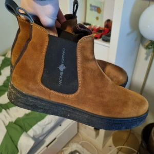 Canada snow skor  - Canada snow skor. Säljer dessa vinterskor i fint skick då de knappt är använda. Nypris 1600kr  Storlek 43 herr Kan fraktas eller mötas upp i Stockholm