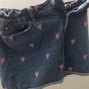 Jätte fin jeans kjol med rosa hjärtan 💞💞 bäst att ha i sommaren