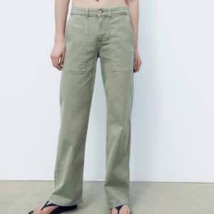 Ljusgröna jeans med fickor i cargo-modell! Använda 3-4 gånger och i bra skick. 💚💚
