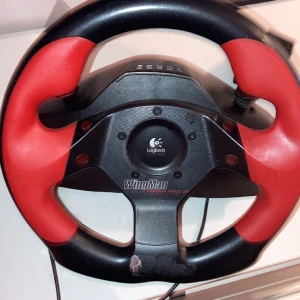 Logitech, Wingman Formula force GP - Gaming spelratt som inte används på 10 år typ, så vet inte hur bra den presterar på nyare  spel. Pris kan diskuteras. Budet börjar på 50 kr. Fungerar till Pc 
