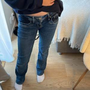 säljer nu mina ltb valerie jeans i strl 25/30!😌passar någon som är ungefär runt 160!☺️jag är 164!