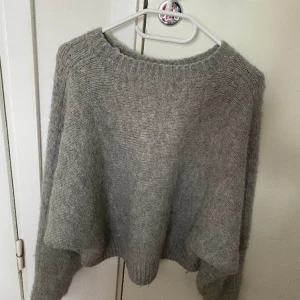 Skön stickad tröja - En stickade tröja som passar till allt! Den kommer inte till användning längre men den är värd att användas! Från H&M. Skriv om ni undrar något💕