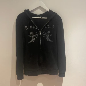 Rhinestone hoodie  - Tja, nu säljer jag denna snygga tröja från bling lucid. Nypris på denna ligger på 700. Skicket på tröjan är 9/10. Om du har någon fråga så är det bara att ställa den/ mvh Ravello😆