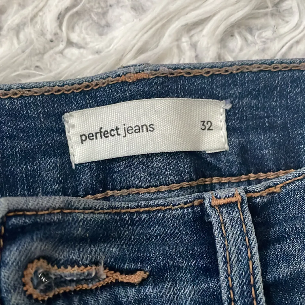 Säljer mina lågmidjade jeans från gina. Dom är stretchiga och jättesköna och passar mig som är 165. Nypris ligger på 500kr💗. Jeans & Byxor.