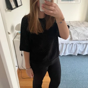 Jätte fin tröja från Kappahl  - En jätte fin tröja från Kappahl, men kommer tyvär aldrig till användning. Är använd Max 3 gånger då de blev ett spontanköp. Den kommer såklart bli tvättad innan den sickas. Och det är bara kontakta om du vill ha flera bilder. Köpare står för frakt 📦.