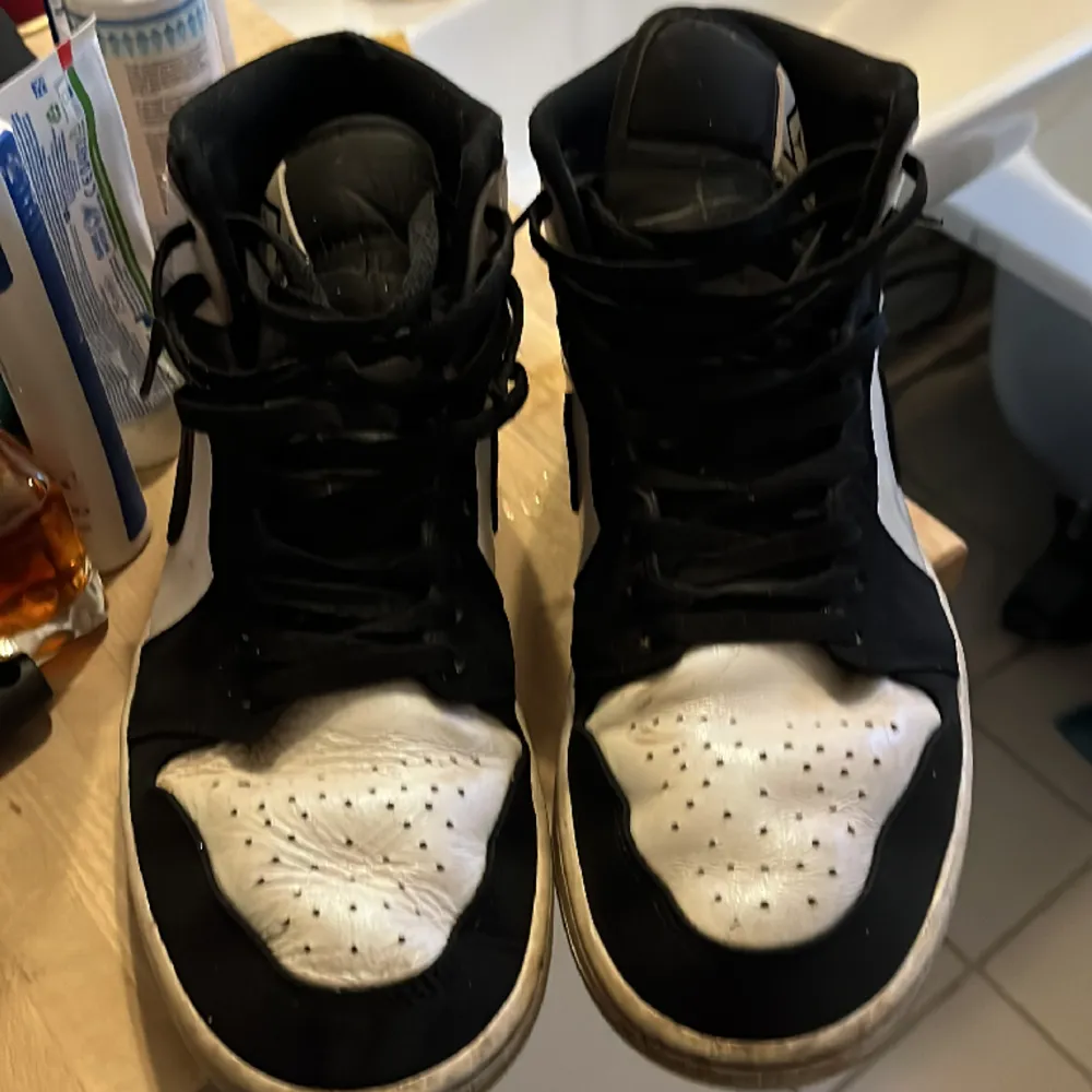 Jordan 1 välanvända skick 7/10 inget hål men skosulorna är nergångna.  Boxen är tyvärr slängd . Skor.