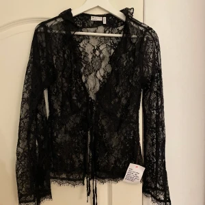 Spetsblus - Säljer denna skitsnygga Spetsblus från asos pga glömde returnera i tid 💖Storlek 38 men passar absolut 36! Priset kan absolut diskuteras & köparen står för frakten 🫶🏼