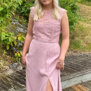 Balklänning  - Super fin balklänning, med spets och slits 