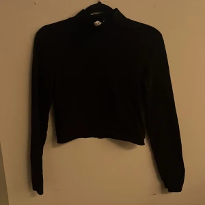 Svart tajt croppad långarmad tröja från H&M. - Nästan aldrig använd i storlek S