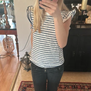 Blå randig tröja  - Hejj! Säljer en jätte fin blå randig tröja med volanger som jag använt få tal gånger, skriv vid fler bilder☺️💕