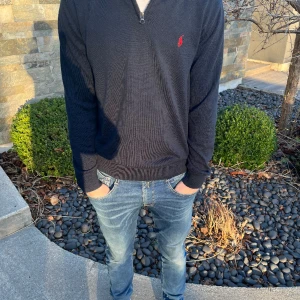 Ralph Lauren halv zip - Ralph lauren halvzip Modellen är 186 och bär storlek M Skick 10/10  Inga defekter eller något då den bara är använd ett fåtal gånger!  Ny pris 1599  kr  Mitt priss 499 kr  