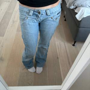 Super snygga lågmidjade bootcut jeans!  Innerben: 76  Midjemått: 36 rakt över Jag är 165💓