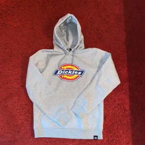 Grå Dickies hoddie - Grå Dickies hoddie i storlek S och i jättebra skick