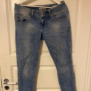 Raka ltb jeans med klippt slits 