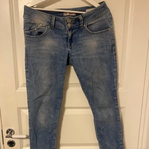 Raka ltb jeans  - Raka ltb jeans med klippt slits 