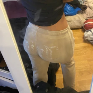 ÄKTA SNYGGA Juicy low waist byxor - Använda 3ggr tvättade två gånger. Jag säljer dessa för jag tycker de ej är så fina på mig längre. Köpta för 800  de är i bra skick osv och knappt använda...    har skräddat dem till lowaist