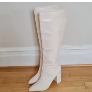 Beiga stövlar - Säljer dessa stövlar som kommer från Nelly för 699 inte använda en ända gång säljer för 200