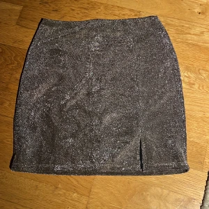 Glittrig kjol - Glitterkjol från bikbok aldrig använd