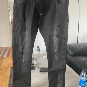 Philip Plein jeans  - Jeansen är helt oanvända med alla tags o lappar kvar för äkthet. Aldrig använda.