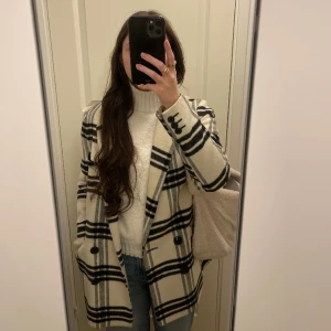 Kappa - En rutig kavaj kappa från asos i stolek 38. Använd några gånger men är fortfarande i fint skick. Skriv gärna om du har frågor! :) 