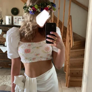 Zara topp - Zara topp med puffärm. Puffärmen är lite insydd, ser ut som på bilderna när jag har den på! Superfint mönster och inga tecken på användning!